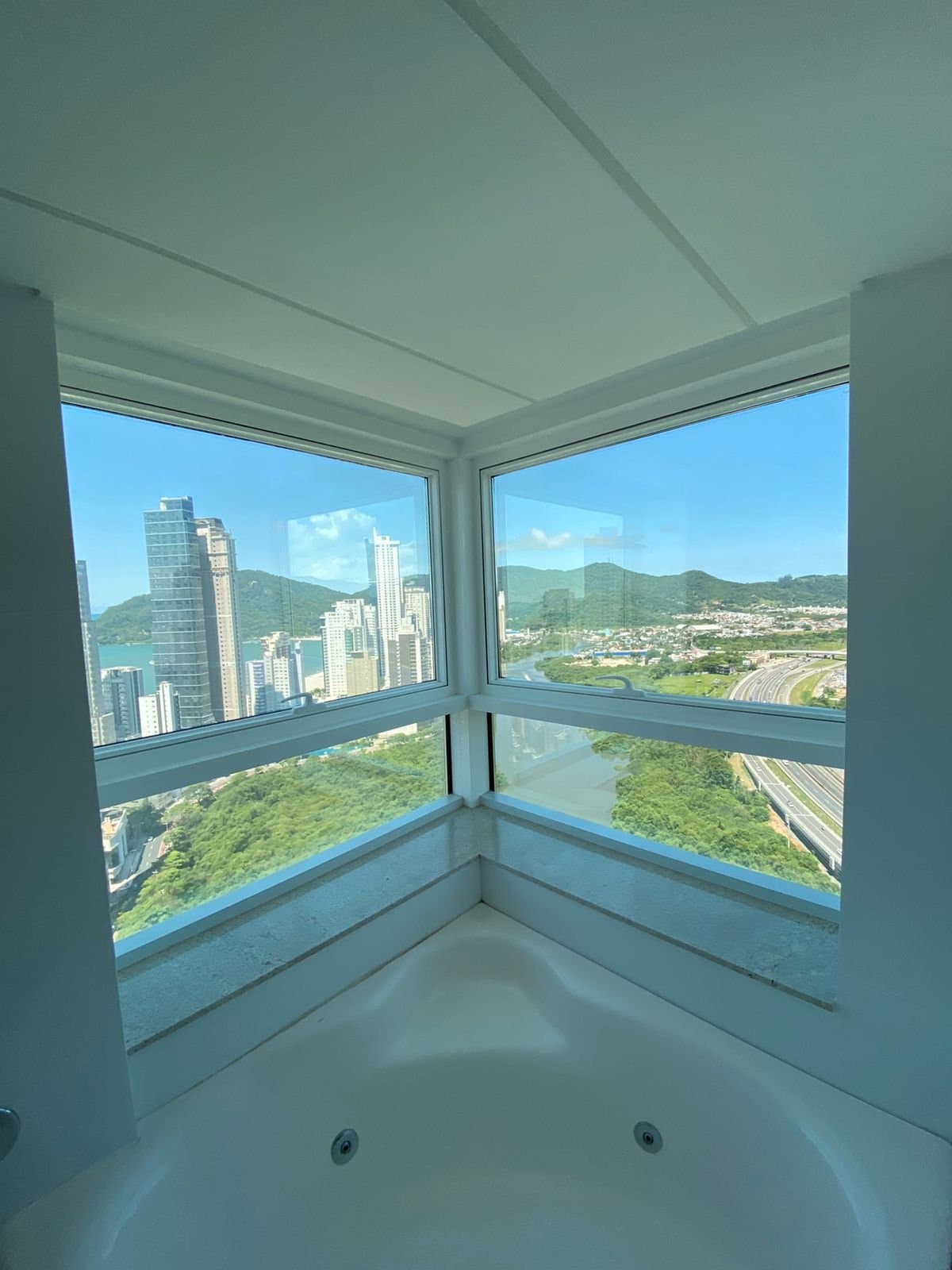 Apartamento de 4 quartos com 4 suítes e 220 m² em Bal. Camboriú
