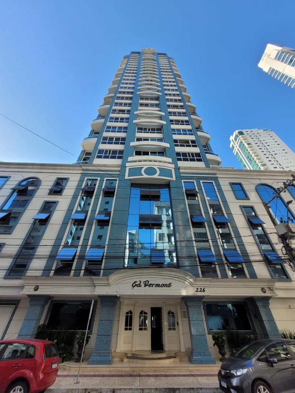 Apartamento de 3 quartos com 3 suítes e 252 m² em Bal. Camboriú