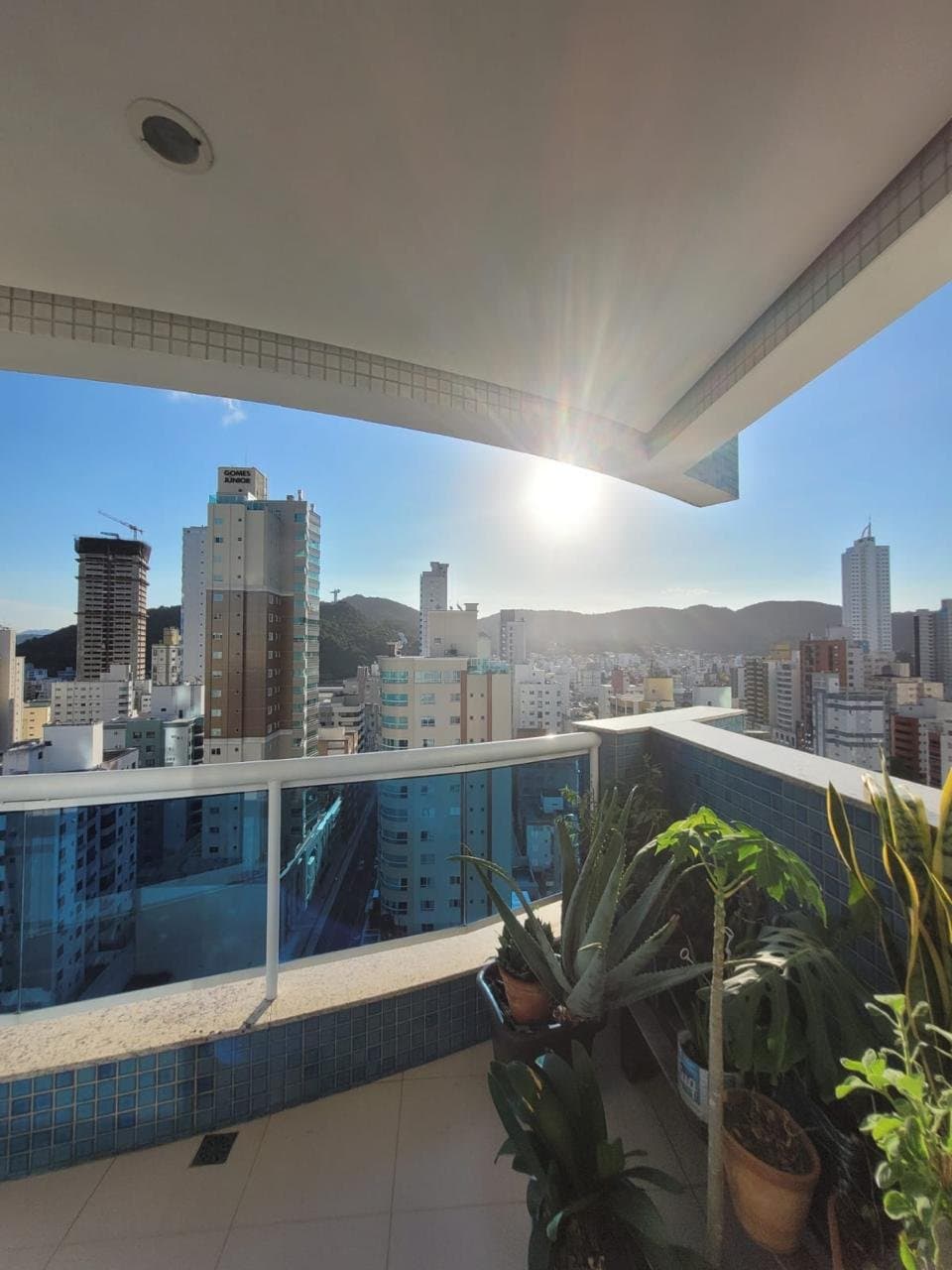 Apartamento de 3 quartos com 3 suítes e 252 m² em Bal. Camboriú