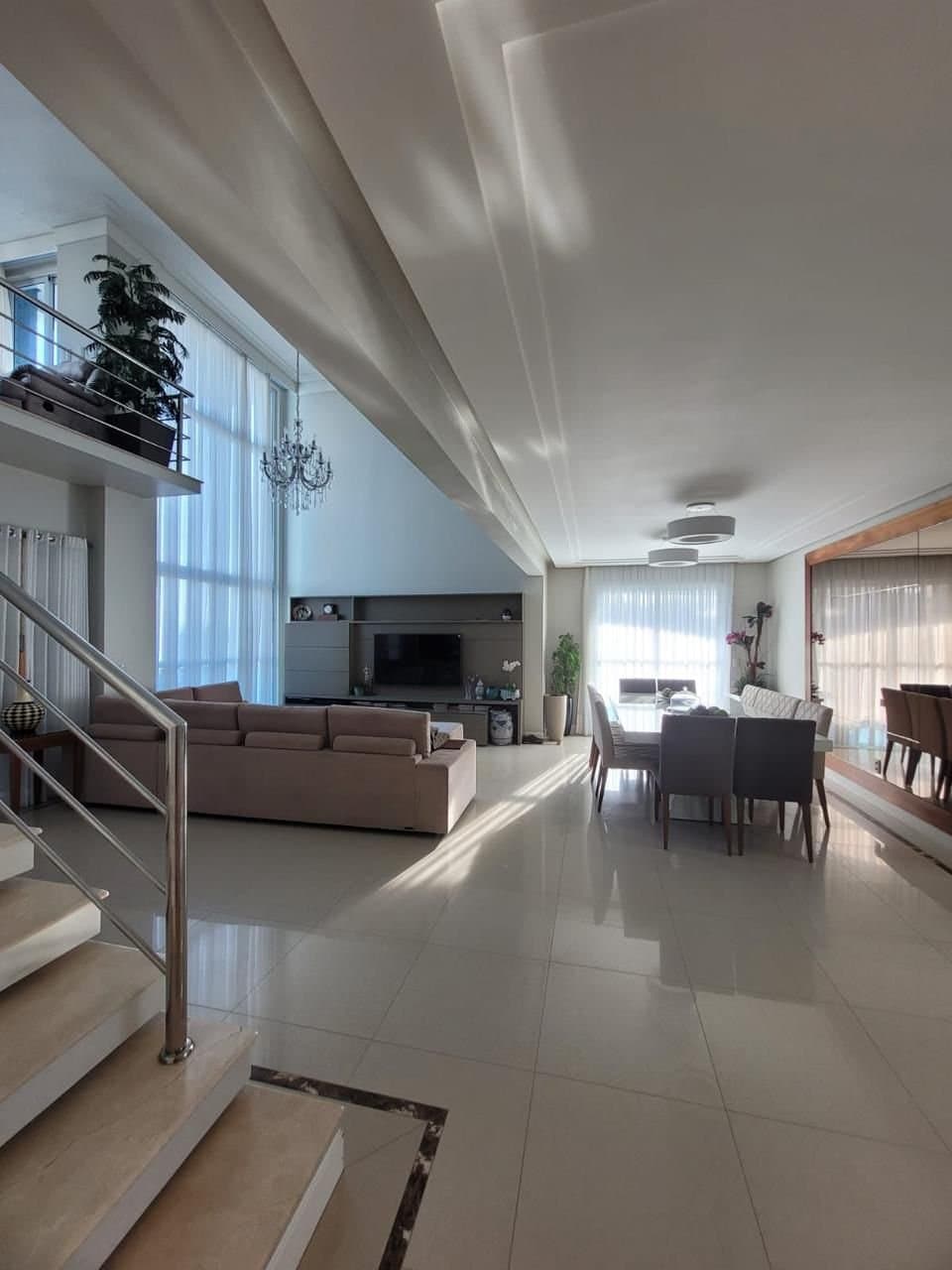 Apartamento de 3 quartos com 3 suítes e 252 m² em Bal. Camboriú