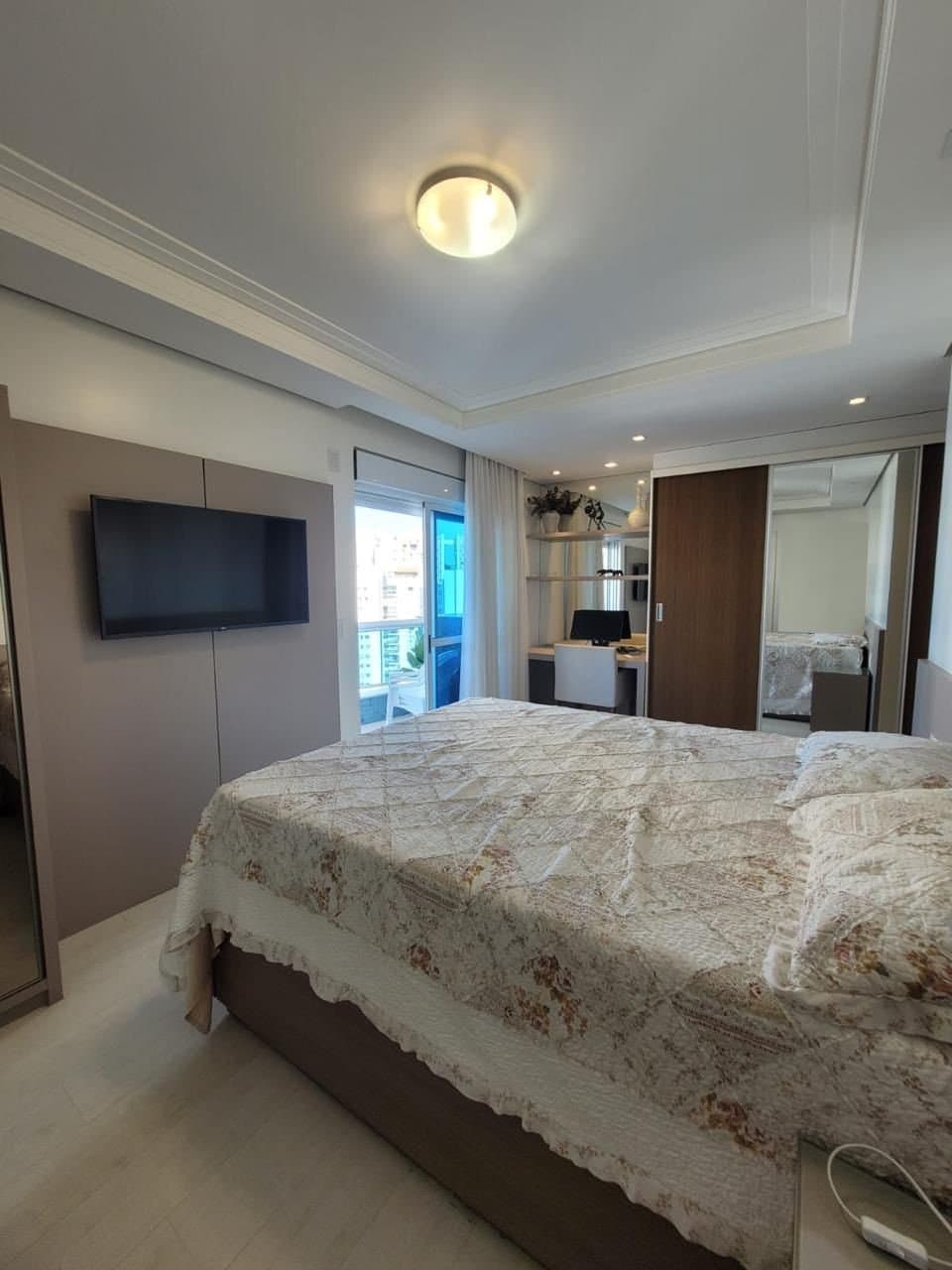 Apartamento de 3 quartos com 3 suítes e 252 m² em Bal. Camboriú