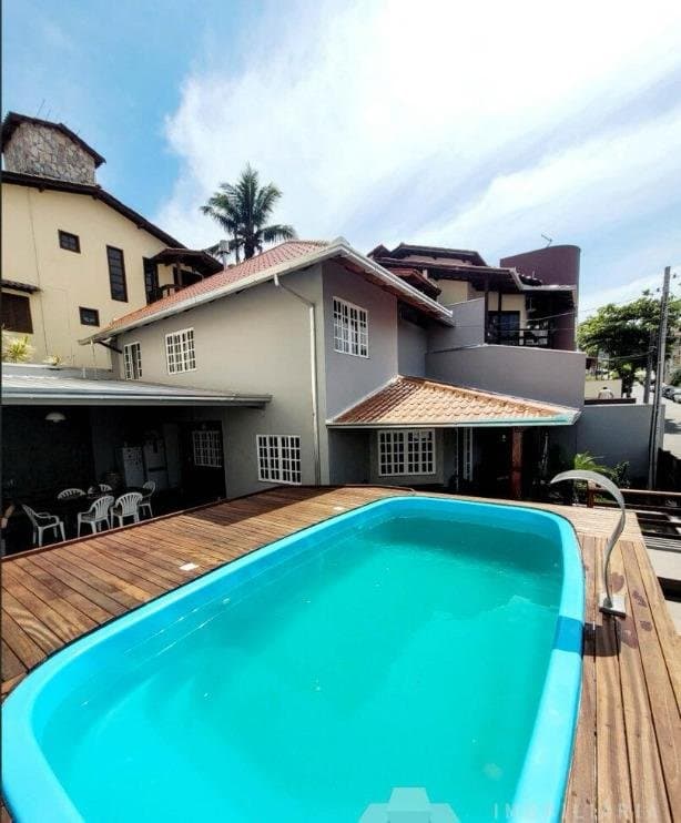 Casa de 3 quartos com 1 suíte e 178 m² em Bal. Camboriú