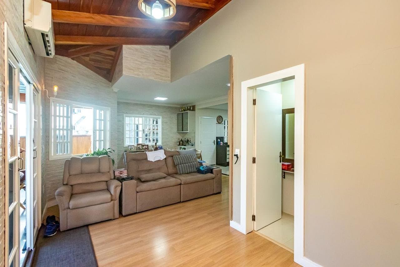 Casa de 3 quartos com 1 suíte e 178 m² em Bal. Camboriú