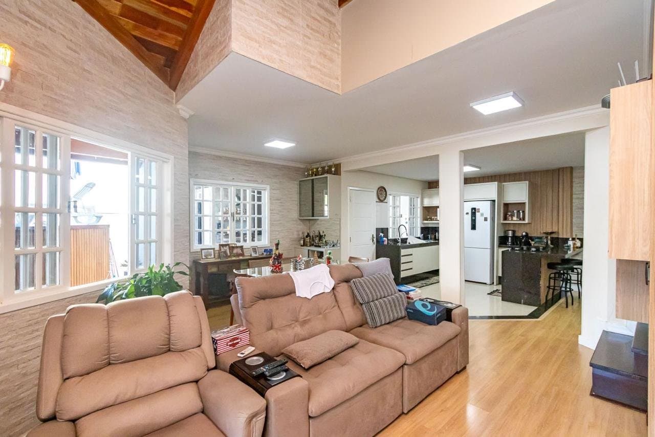 Casa de 3 quartos com 1 suíte e 178 m² em Bal. Camboriú