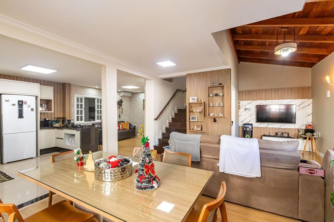 Casa de 3 quartos com 1 suíte e 178 m² em Bal. Camboriú