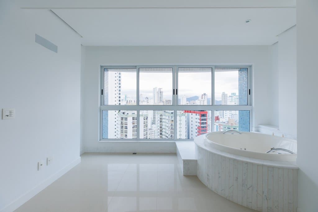 Apartamento de 2 quartos com 2 suítes e 252 m² em Bal. Camboriú