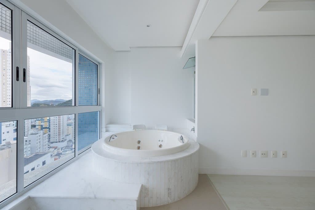 Apartamento de 2 quartos com 2 suítes e 252 m² em Bal. Camboriú
