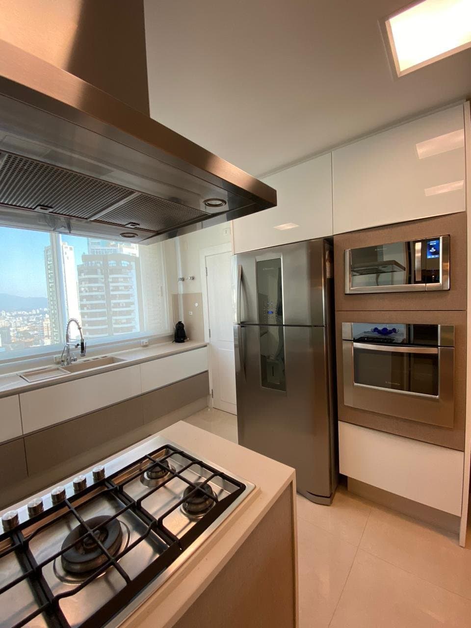 Apartamento de 4 quartos com 4 suítes e 219 m² em Bal. Camboriú