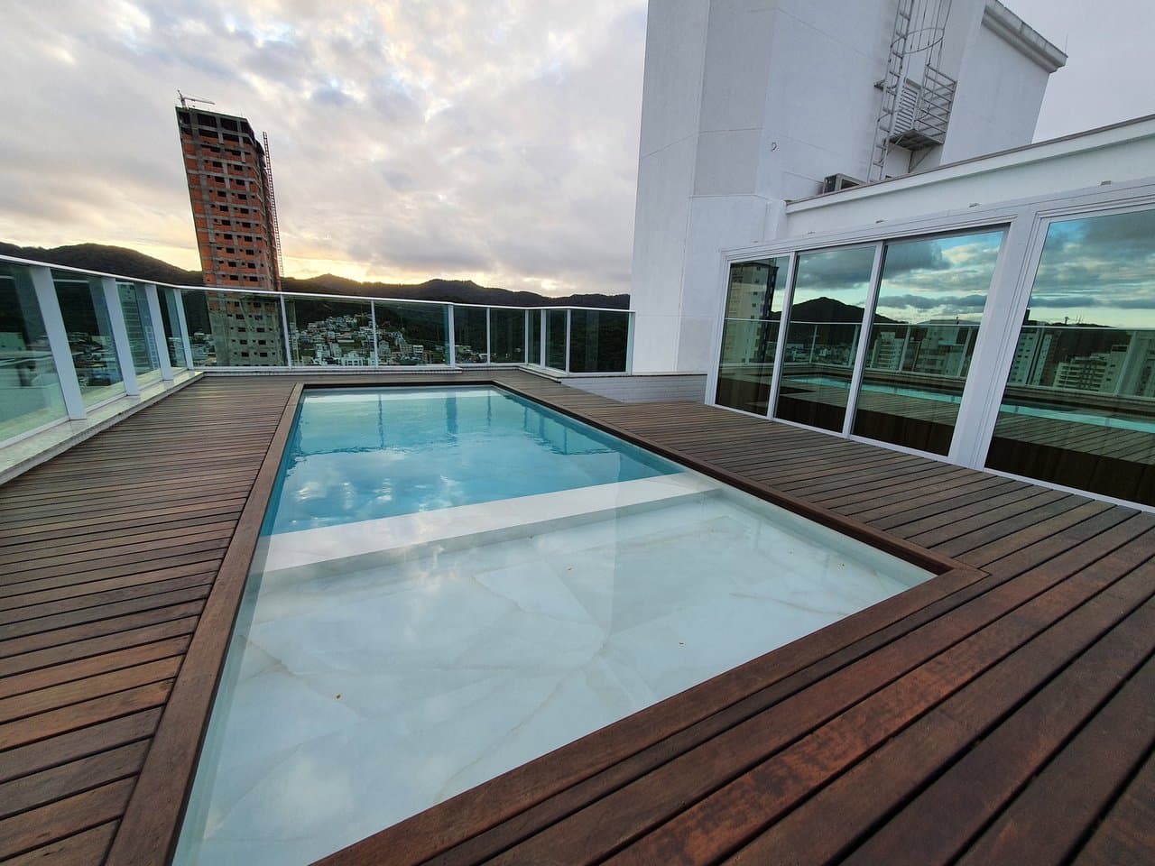 Cobertura de 3 quartos com 3 suítes e 268 m² em Pioneiros, Bal. Camboriú