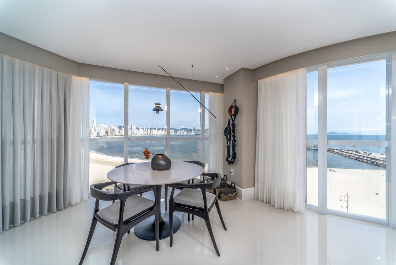 Apartamento de 4 quartos com 4 suítes e 237 m² em Centro, Bal. Camboriú