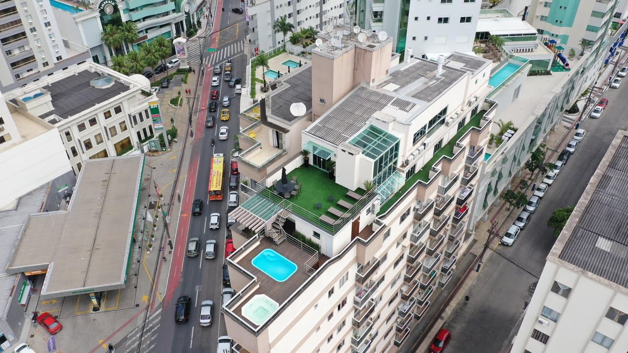 Cobertura de 12 quartos com 10 suítes e 440 m² em Centro, Bal. Camboriú