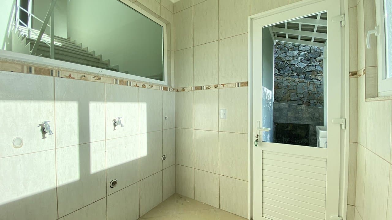 Casa de 3 quartos com 3 suítes e 337 m² em Bombinhas